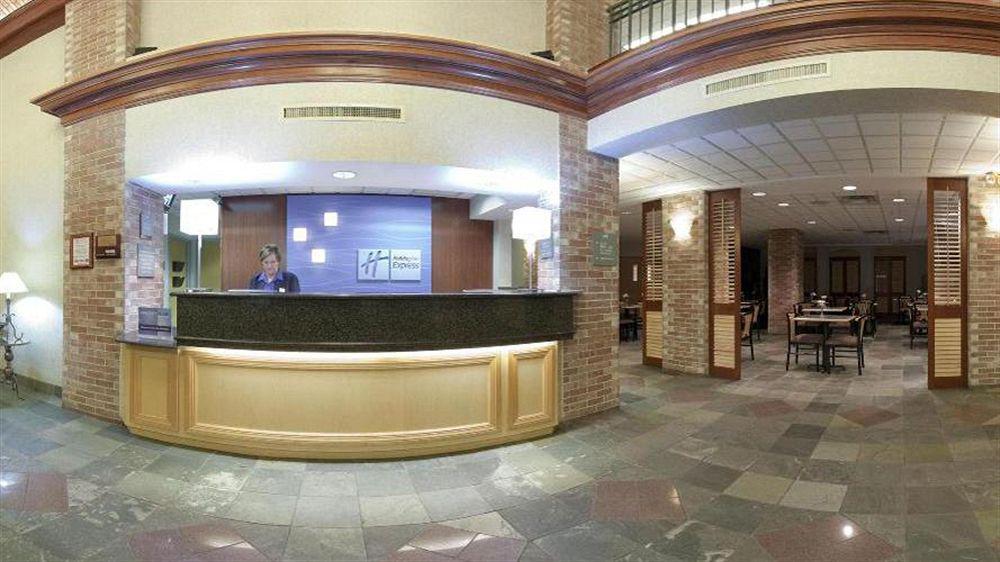 Holiday Inn Express & Suites Chicago-Midway Airport By Ihg Bedford Park Exterior photo