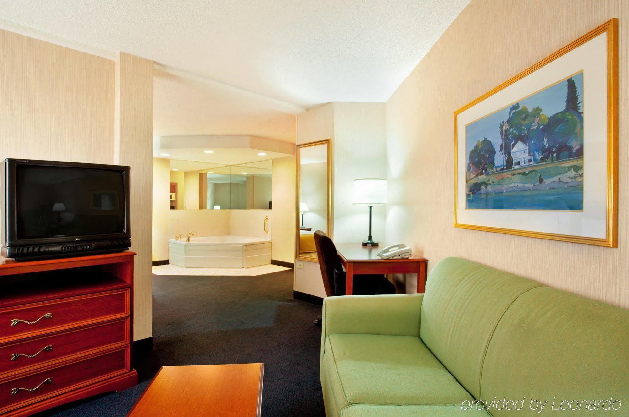 Holiday Inn Express & Suites Chicago-Midway Airport By Ihg Bedford Park Exterior photo