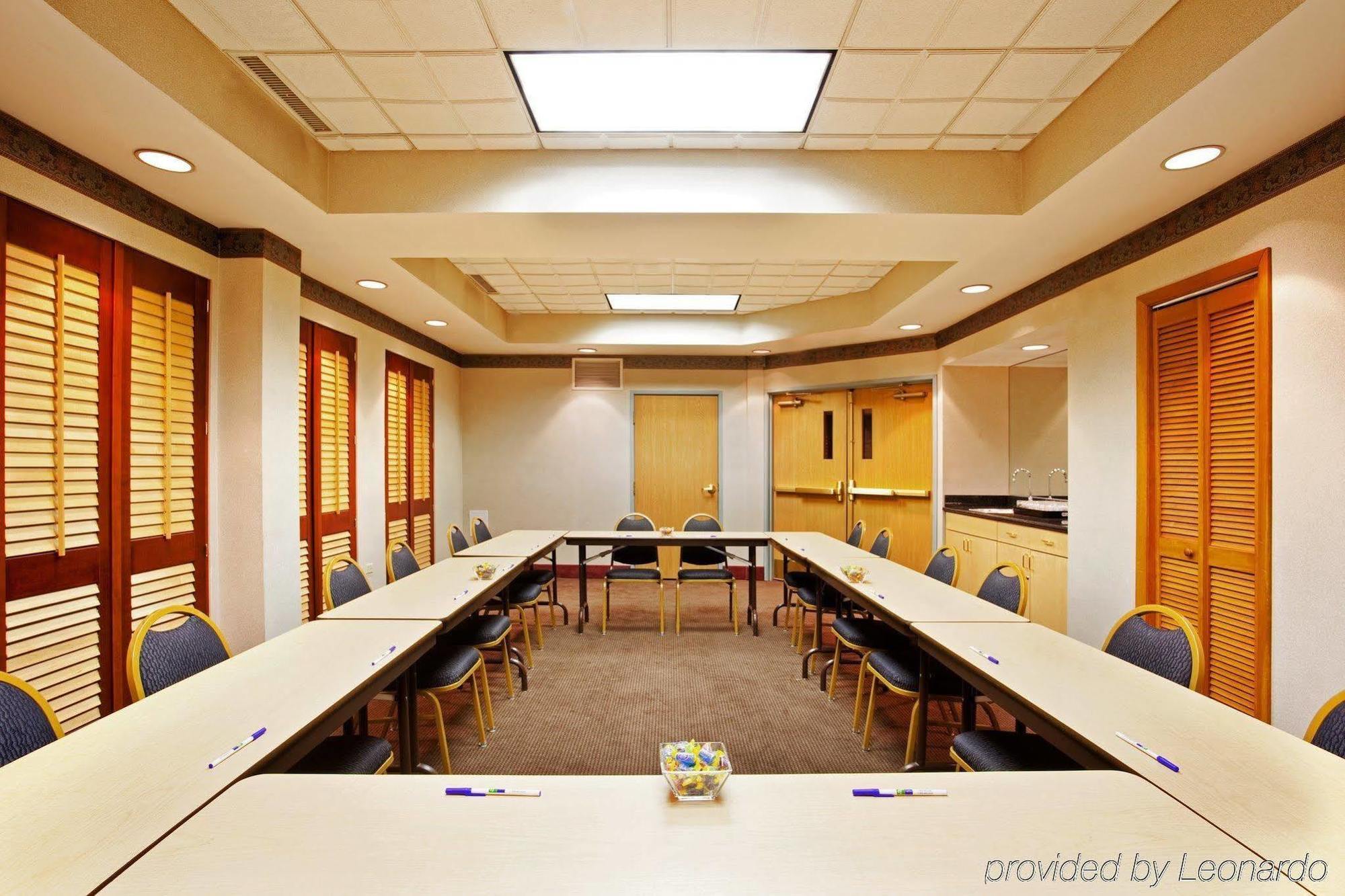 Holiday Inn Express & Suites Chicago-Midway Airport By Ihg Bedford Park Facilities photo
