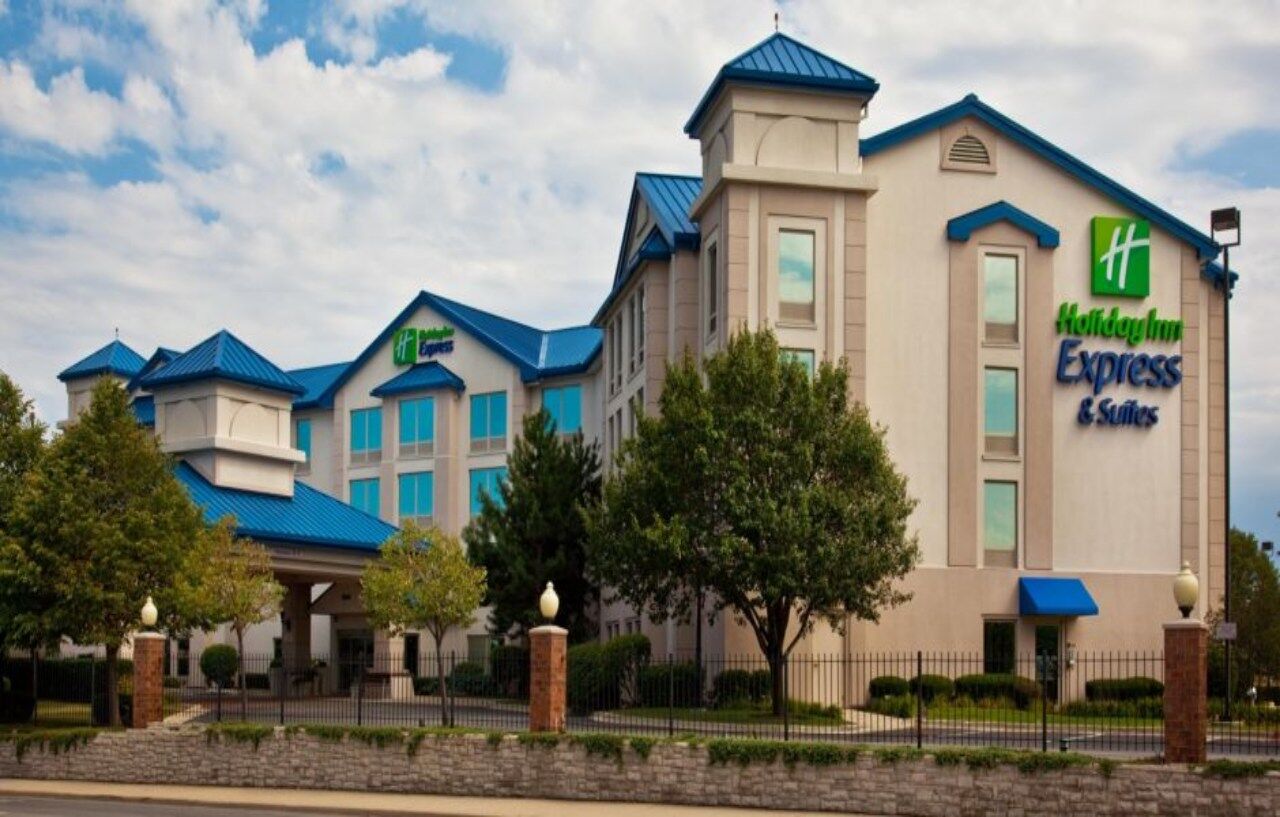Holiday Inn Express & Suites Chicago-Midway Airport By Ihg Bedford Park Exterior photo
